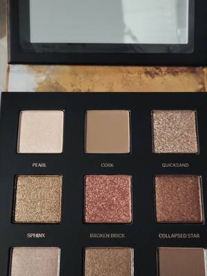 收到一大箱子，眼影打开看了看很喜欢，还送了很多东西，一直都用完美日记的产品，大爱😘