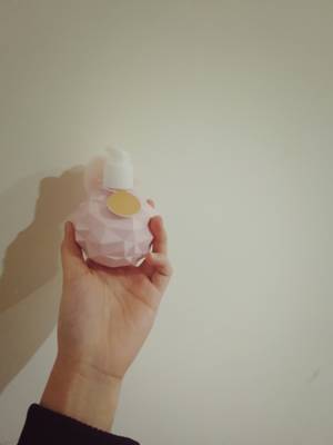 味道很淡，不是很浓的香精味。涂在手上很滋润，挺喜欢的。