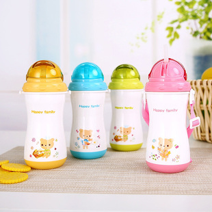 宝宝饮水杯塑料磨砂带提绳水杯便携儿童吸管杯背带吸水杯学生户外