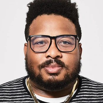 Model shot for frame - only visible on Desktop