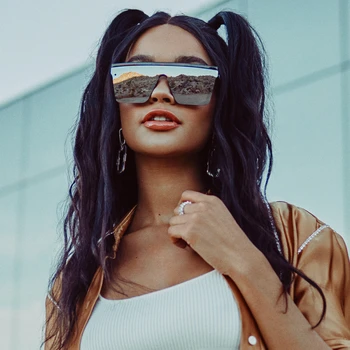 Model shot for frame - only visible on Desktop