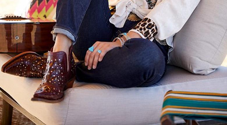 Women in Ariat Dixon Boots