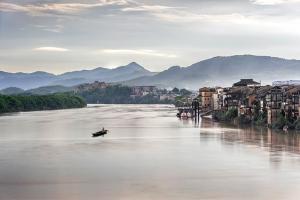 【健康森呼吸】梅州、双飞4天＊五指石玻璃栈道＊夜游客天下＊松口古镇＜客家美食，一晚景区内超豪华酒店，飞机直达＞