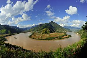 【云南当地玩乐】香格里拉，长江第一湾观景台，虎跳峡，彝族村寨观景台，纳帕海草原，普达措国家公园经典2日游（丽江集中、可选独立成团、香格里拉入住豪华酒店、含3正1早）